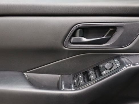 Used 2024 Nissan Rogue S image 17