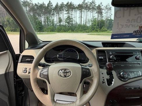 Used 2012 Toyota Sienna XLE FWD image 10