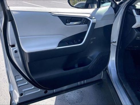Used 2022 Toyota RAV4 XLE Premium image 23