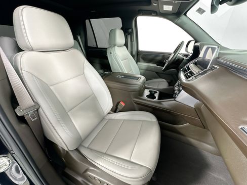 Used 2024 GMC Yukon SLT w/ SLT Luxury Package image 30
