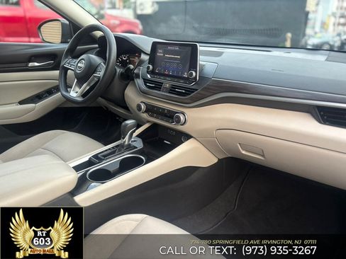 Used 2024 Nissan Altima 2.5 SV FWD image 14