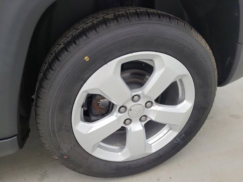 Used 2018 Jeep Compass Latitude w/ Popular Equipment Group FWD image 31