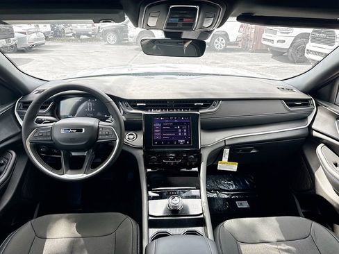 New 2025 Jeep Grand Cherokee Laredo w/ Luxury Tech Group I RWD image 23