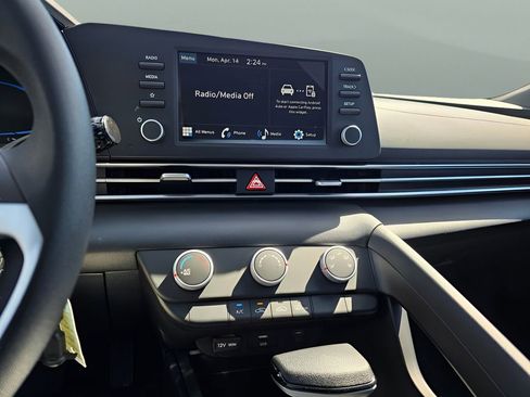 Used 2025 Hyundai Elantra SE image 20