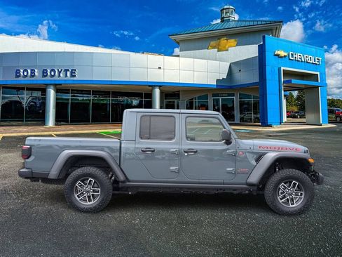 Used 2025 Jeep Gladiator Mojave w/ Convenience Group AWD/4WD image 2