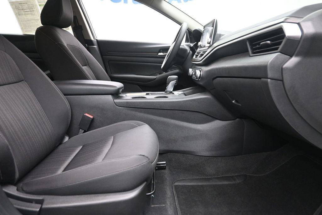 Used 2025 Nissan Altima 2.5 SV FWD image 9