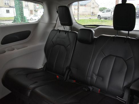 Used 2023 Chrysler Pacifica Limited FWD image 18