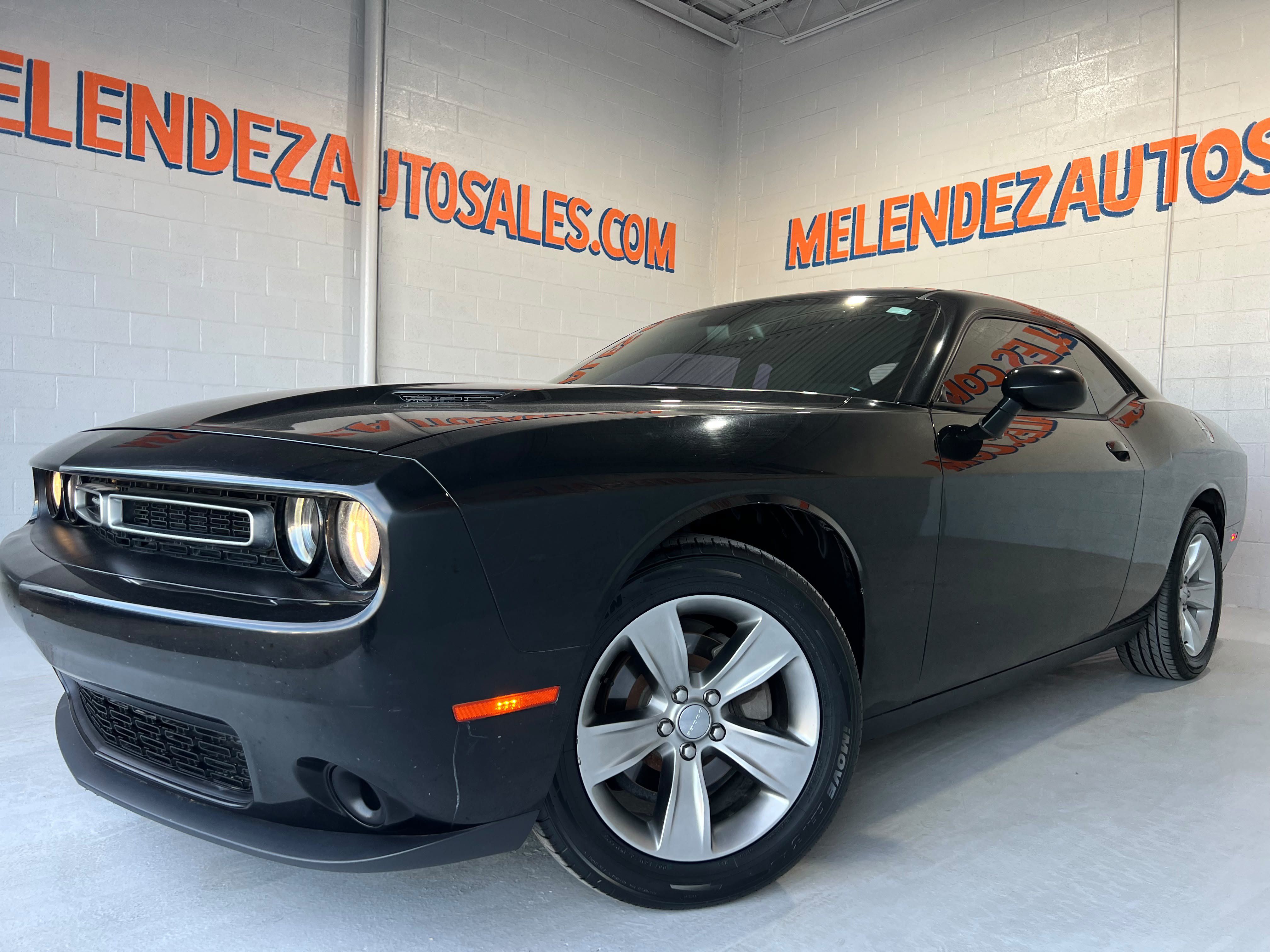 Used 2016 Dodge Challenger SXT RWD image 1