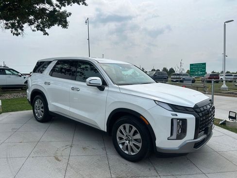 Used 2023 Hyundai Palisade SE AWD/4WD image 2