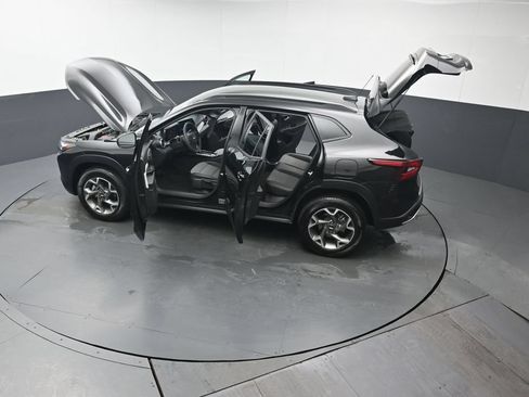 Used 2025 Chevrolet Trax LT FWD image 46