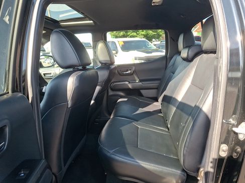 Used 2022 Toyota Tacoma TRD Sport w/ TRD Premium Sport Package AWD/4WD image 10