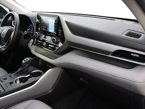 Used 2021 Toyota Highlander XLE AWD/4WD image 15