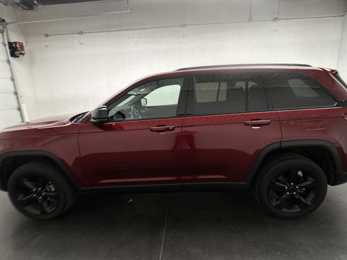 Used 2023 Jeep Grand Cherokee Altitude AWD/4WD image 39
