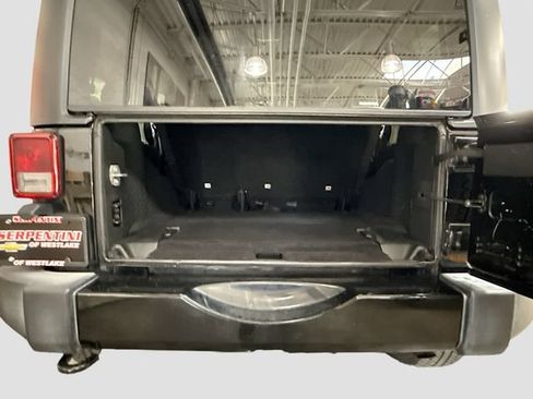 Used 2017 Jeep Wrangler Unlimited Sahara AWD/4WD image 22