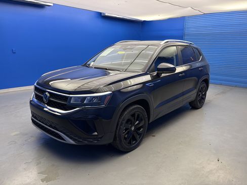 Used 2023 Volkswagen Taos SE w/ Panoramic Sunroof Package image 4