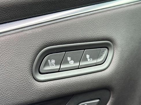 Used 2022 Cadillac Escalade Premium Luxury image 24