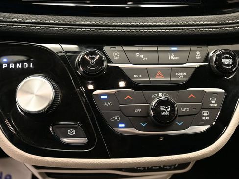 Used 2024 Chrysler Pacifica Touring-L FWD image 28