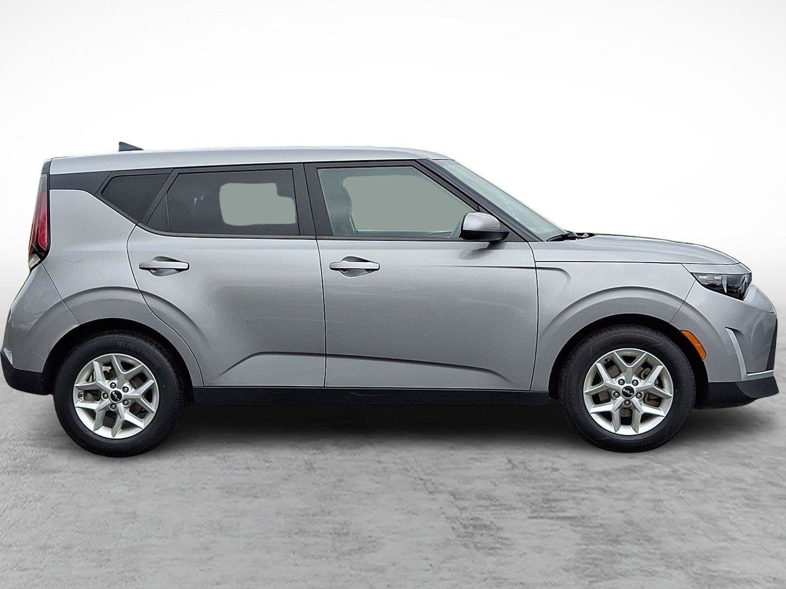 Used 2023 Kia Soul LX w/ Option Group 015 FWD image 7