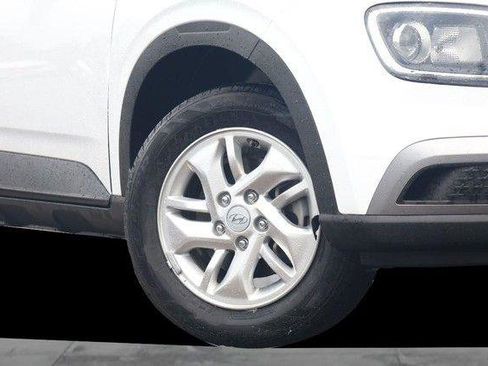Used 2021 Hyundai Venue SE FWD image 3