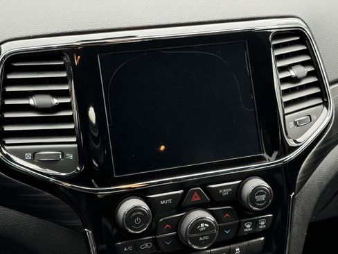 Used 2020 Jeep Grand Cherokee Altitude image 16