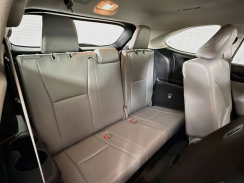 Used 2023 Toyota Highlander XLE AWD/4WD image 29