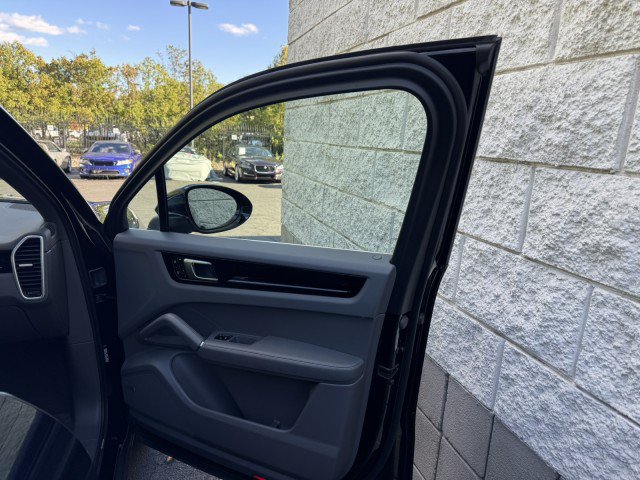 Used 2020 Porsche Cayenne AWD/4WD image 35