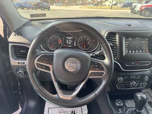 Used 2019 Jeep Cherokee Latitude Plus w/ Cold Weather Group image 17