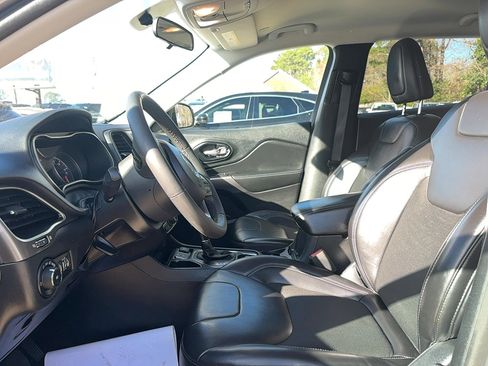 Used 2020 Jeep Cherokee Latitude Plus image 21