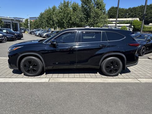 Used 2020 Toyota Highlander XLE AWD/4WD image 8