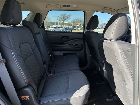 Used 2024 Nissan Pathfinder S image 29