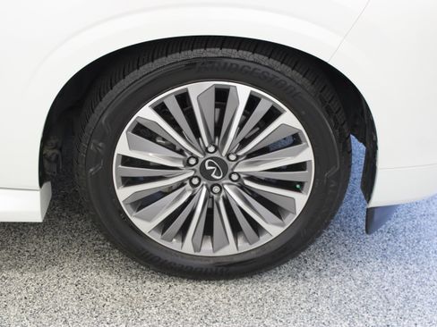 Used 2025 INFINITI QX80 Sensory AWD/4WD image 5