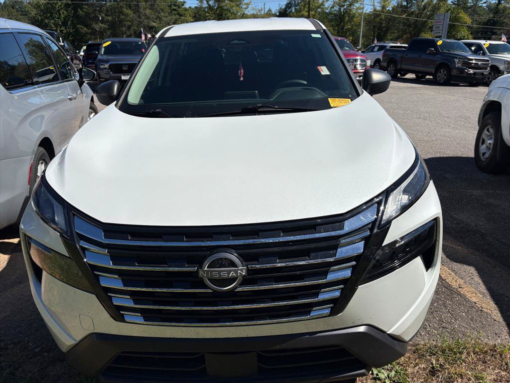 Used 2025 Nissan Rogue S FWD image 2