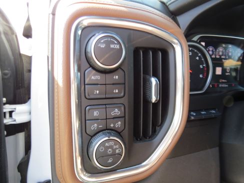 Used 2020 Chevrolet Silverado 1500 High Country w/ Technology Package AWD/4WD image 25