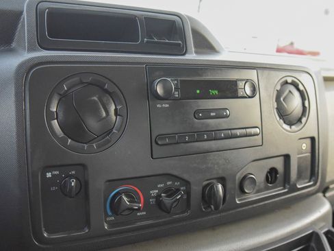 Used 2017 Ford E-450 and Econoline 450 Super Duty image 4