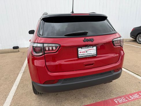 Used 2021 Jeep Compass Latitude w/ Sun and Sound Group FWD image 5