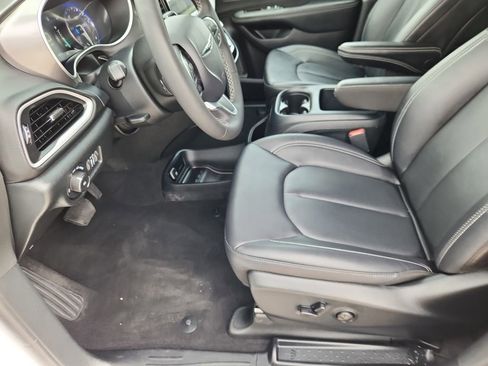 Certified 2025 Chrysler Pacifica Select image 7