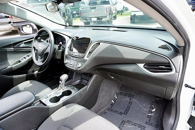 Used 2025 Chevrolet Malibu RS FWD image 17