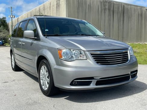 Used 2014 Chrysler Town & Country Touring FWD image 3