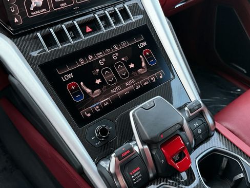 Used 2022 Lamborghini Urus AWD/4WD image 23
