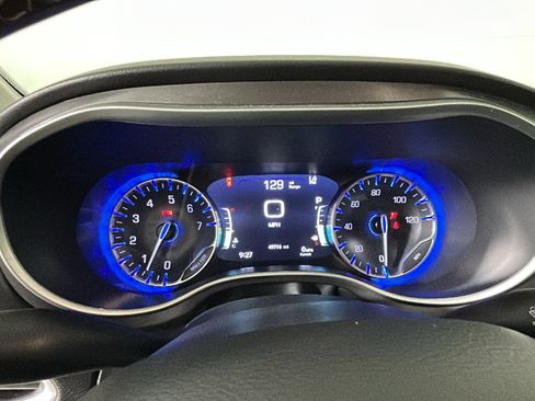 Used 2024 Chrysler Pacifica Touring-L FWD image 16