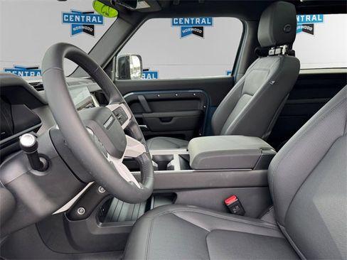 Used 2025 Land Rover Defender 90 X-Dynamic SE image 9