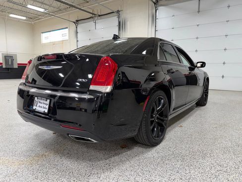 Used 2018 Chrysler 300 Touring image 2