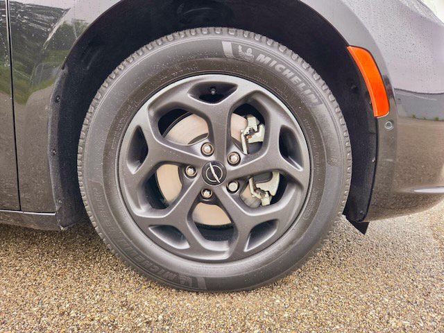 Used 2021 Chrysler Pacifica Limited w/ Uconnect Theater Family Group FWD image 37