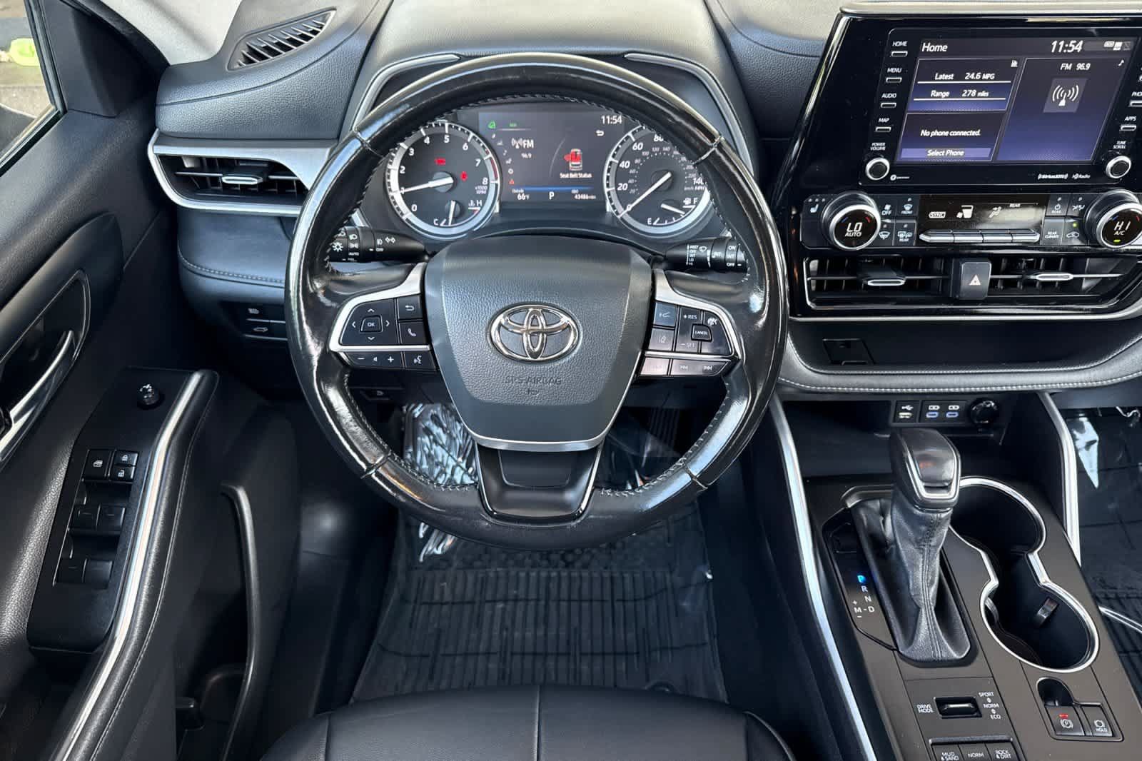 Used 2022 Toyota Highlander XLE AWD/4WD image 14