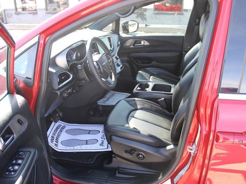 Used 2025 Chrysler Pacifica Select image 13
