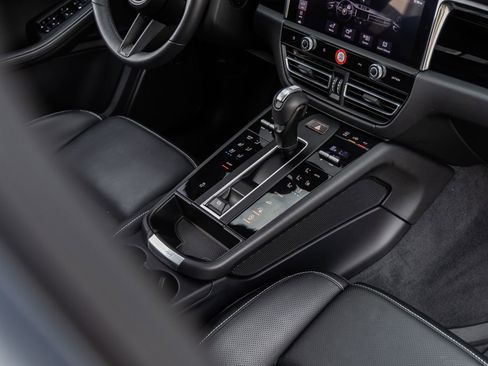 Certified 2025 Porsche Macan image 34