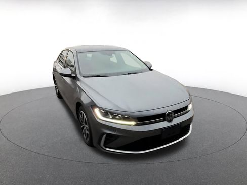 Used 2025 Volkswagen Jetta SE image 3