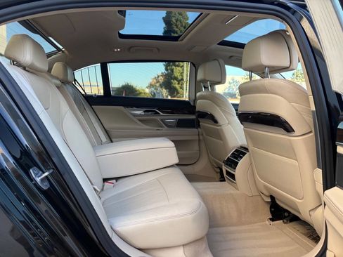 Used 2017 BMW 740i image 21
