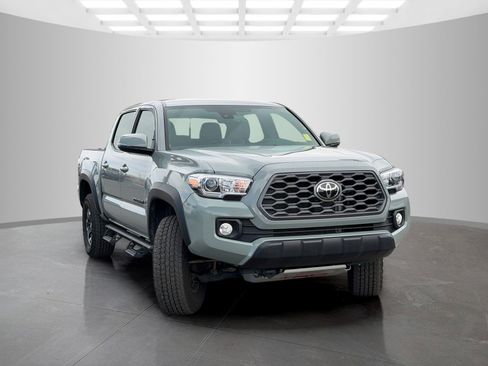 Used 2022 Toyota Tacoma TRD Off-Road image 3