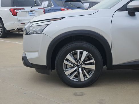 Used 2025 Nissan Pathfinder SL AWD/4WD image 13